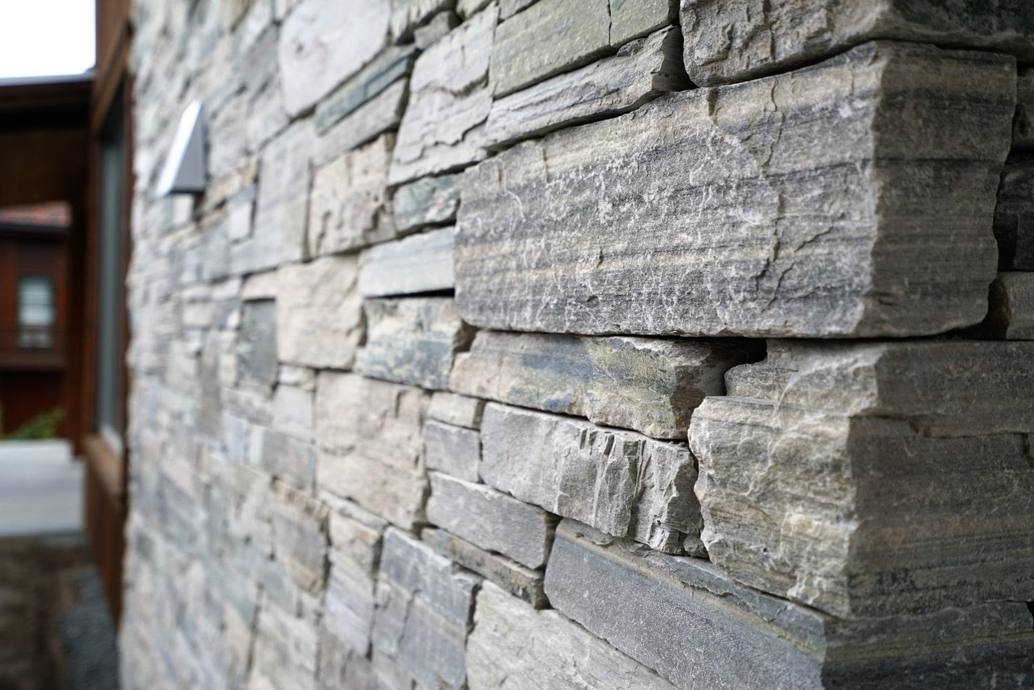 Mur i lagdelt naturstein